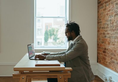 Waarom zijn hoogwaardige bureaus essentieel voor een stijlvolle thuiswerkplek?