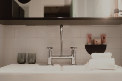 Chroom is terug van weggeweest in de badkamer